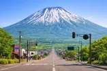 Ein japanisches Dorf vor dem Yotei-zan auf Hokkaido
