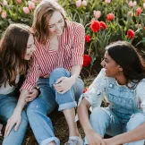 Studierende in einem Tulpenfeld