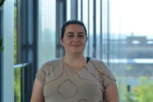 Mitarbeiterin Mona Serdani