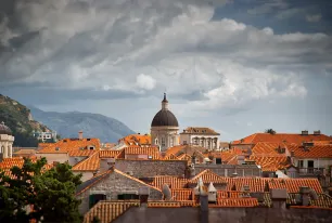 Dächer mit roten Ziegeln in Kroatien