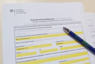 Foto einer Aufnahmevereinbarung für internationale Wissenschaftler