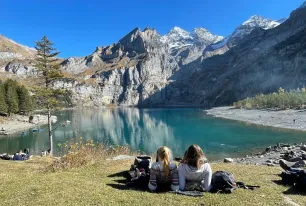 Zwei Studentinnen an einem Bergsee