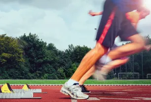 Läufer die den Startblock verlassen