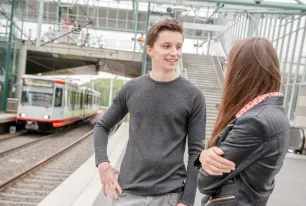 Zwei Studierende an der U35-Station Ruhr-Universität