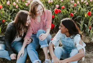 Studierende in einem Tulpenfeld