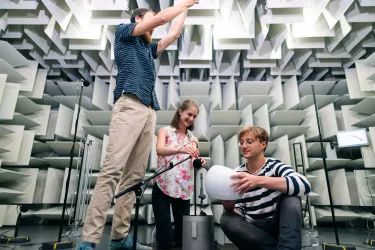 drei Personen bauen ein Experiment auf 