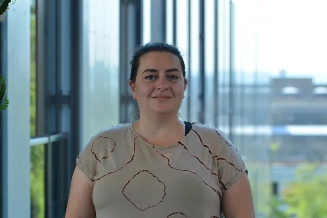 Mitarbeiterin Mona Serdani