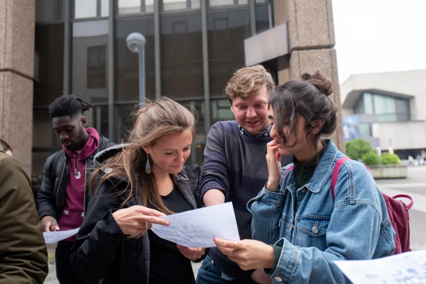 Studierende mit Campusplan