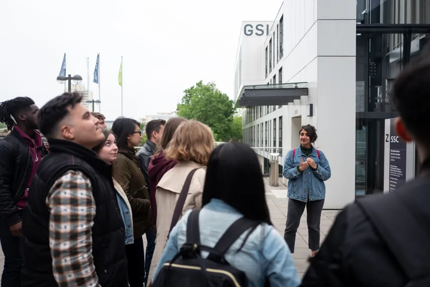 Campus Guide mit Gruppe vor dem SSC