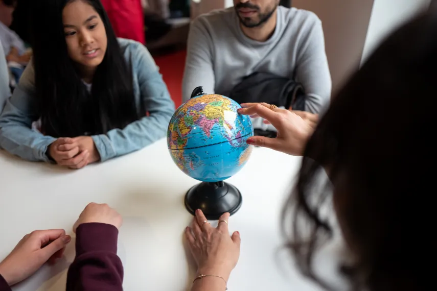 Studierende mit Globus