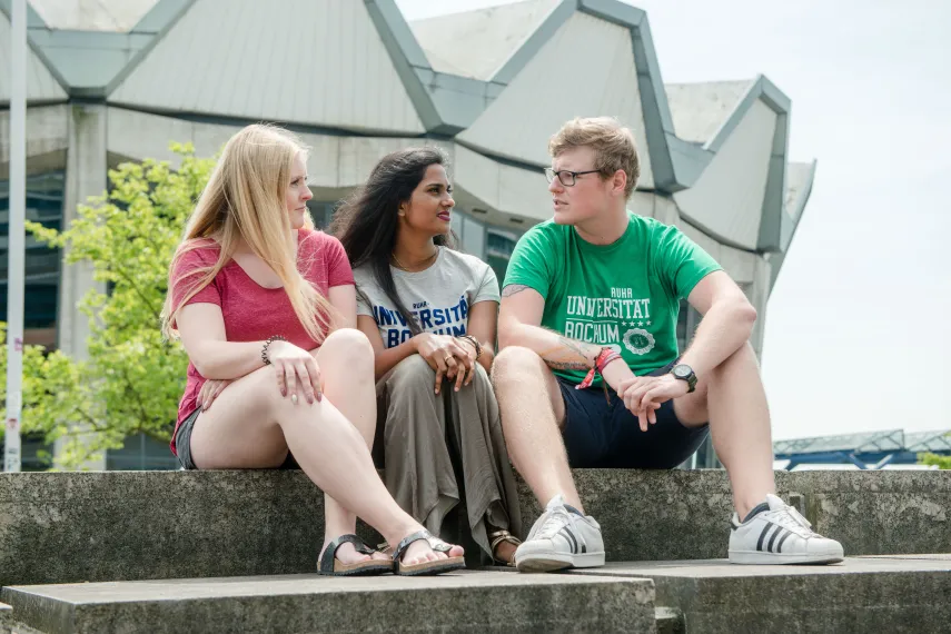 Studierende auf dem Campus
