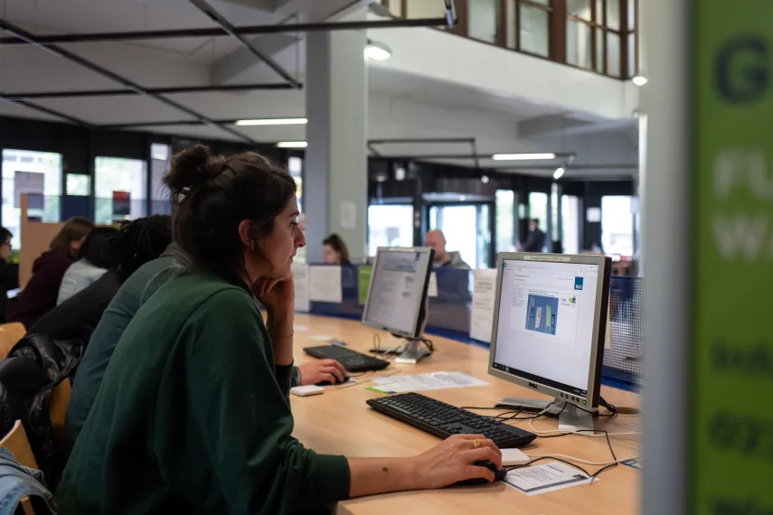Studierende an Computer