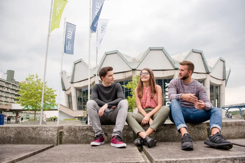 Studierende vor dem Audimax