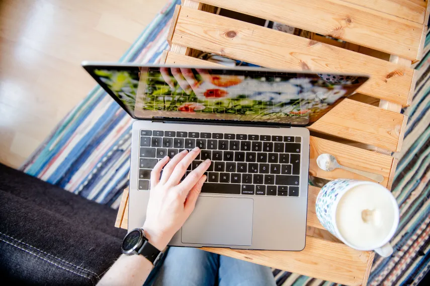 Laptop und Kaffee
