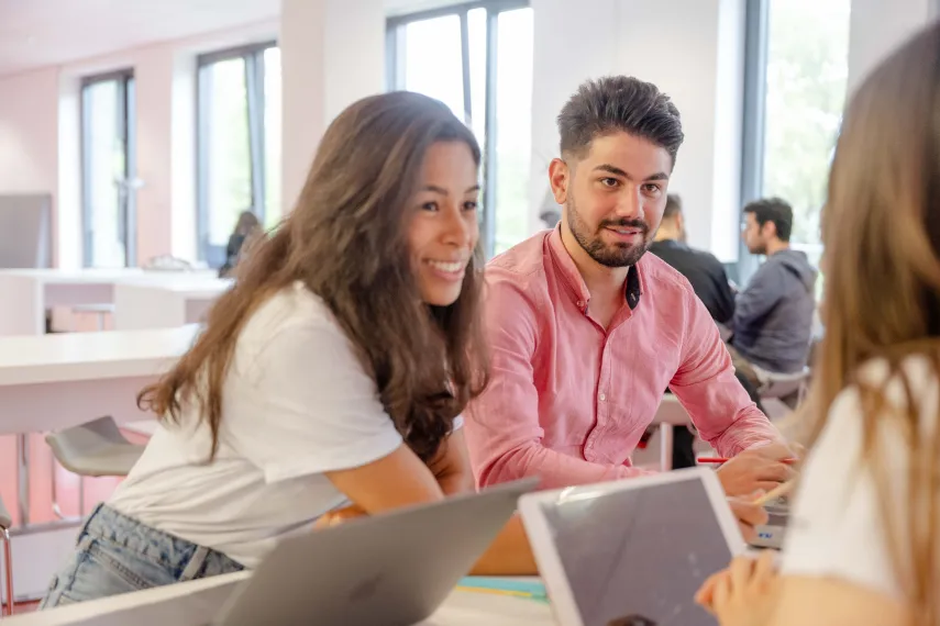 Studierende an Laptops