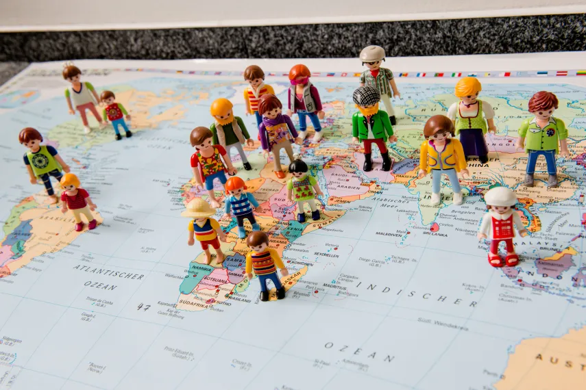 Weltkarte mit Playmobilfiguren