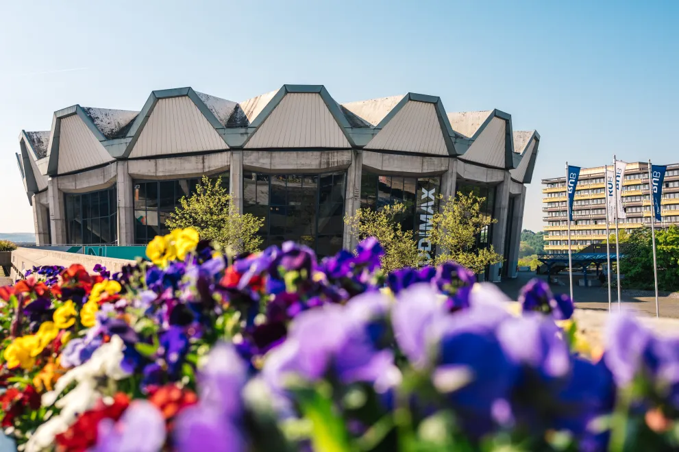Audimax mit Blumen im Vordergrund