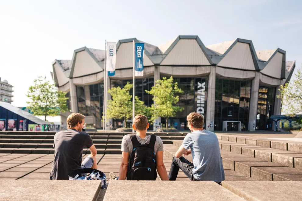 Studierende vor dem Audimax