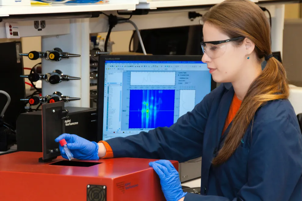 Wissenschaftlerin im Labor mit Probe