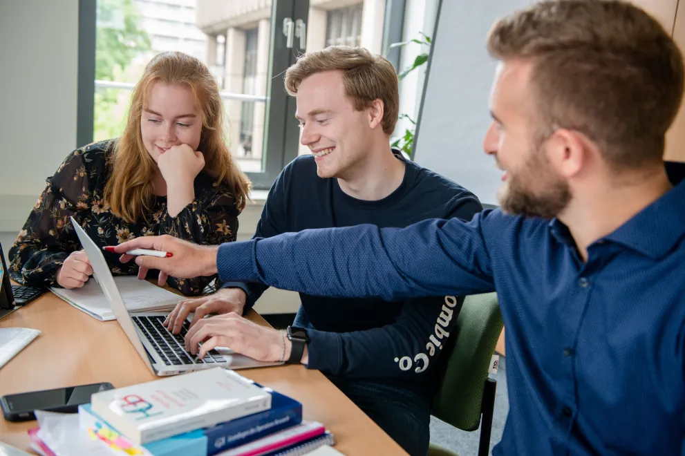 Studierende mit Laptop