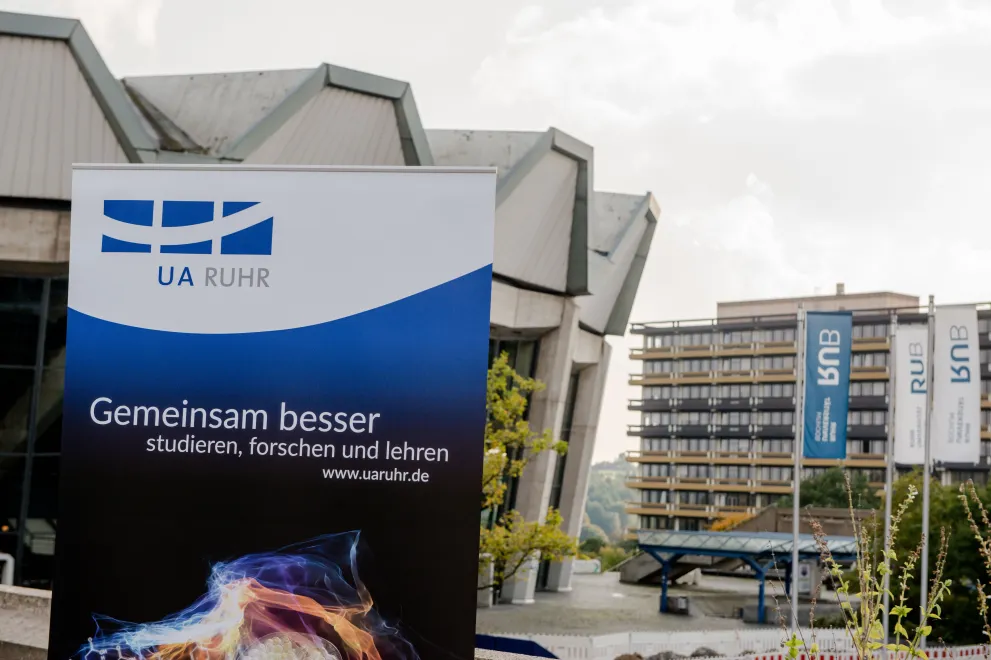 Banner der UA Ruhr auf dem RUB-Campus