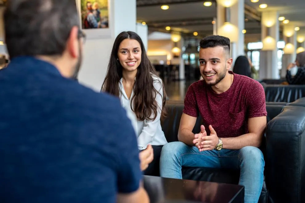 zwei geflüchtete Schuler:in werden im Cafe berät