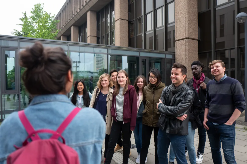 Gruppe Studierende auf dem Campus