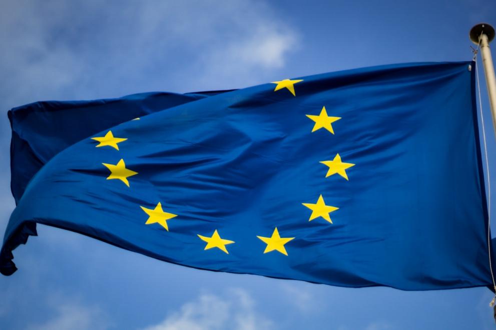 Flagge der EU in blau mit gelbem Sternenkreis