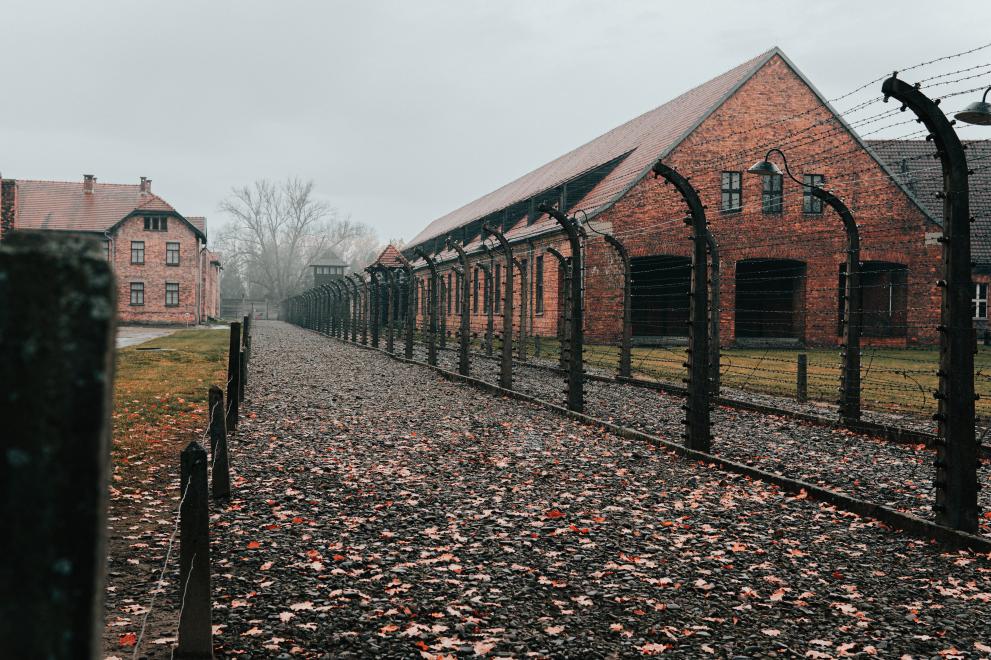 Stacheldrahtzaun und Gebäude in Auschwitz, Polen