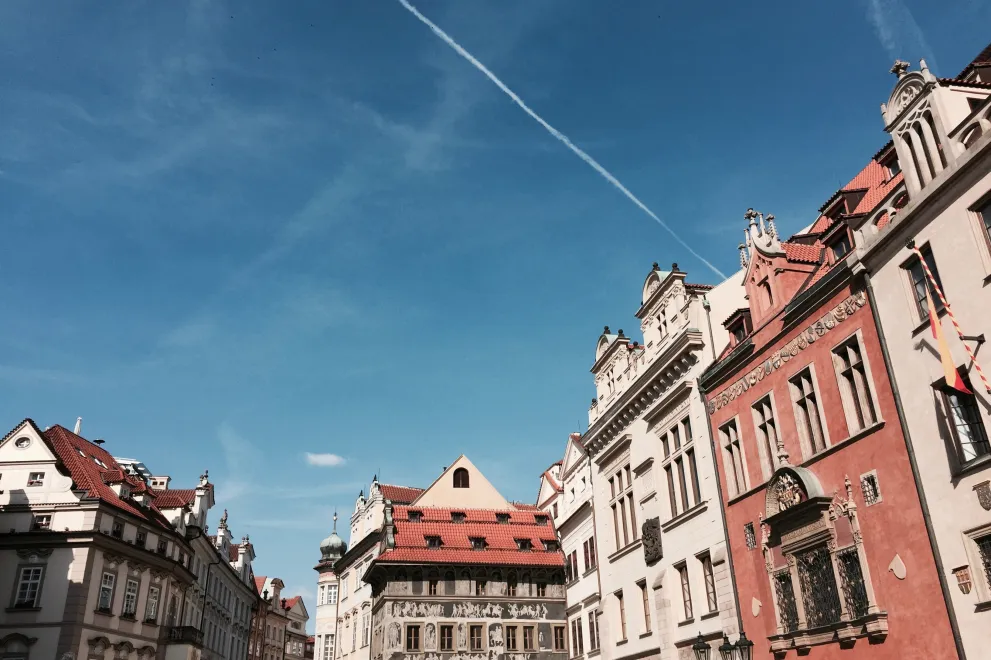 Häuserfassaden vor blauem Himmel