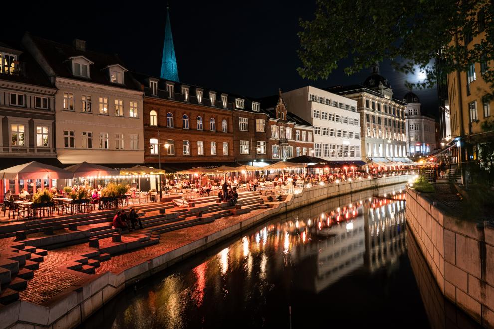 Blick auf Aarhus bei Nacht