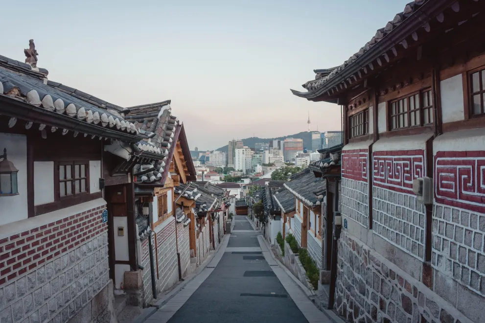 Blick durch eine Straße in Seoul