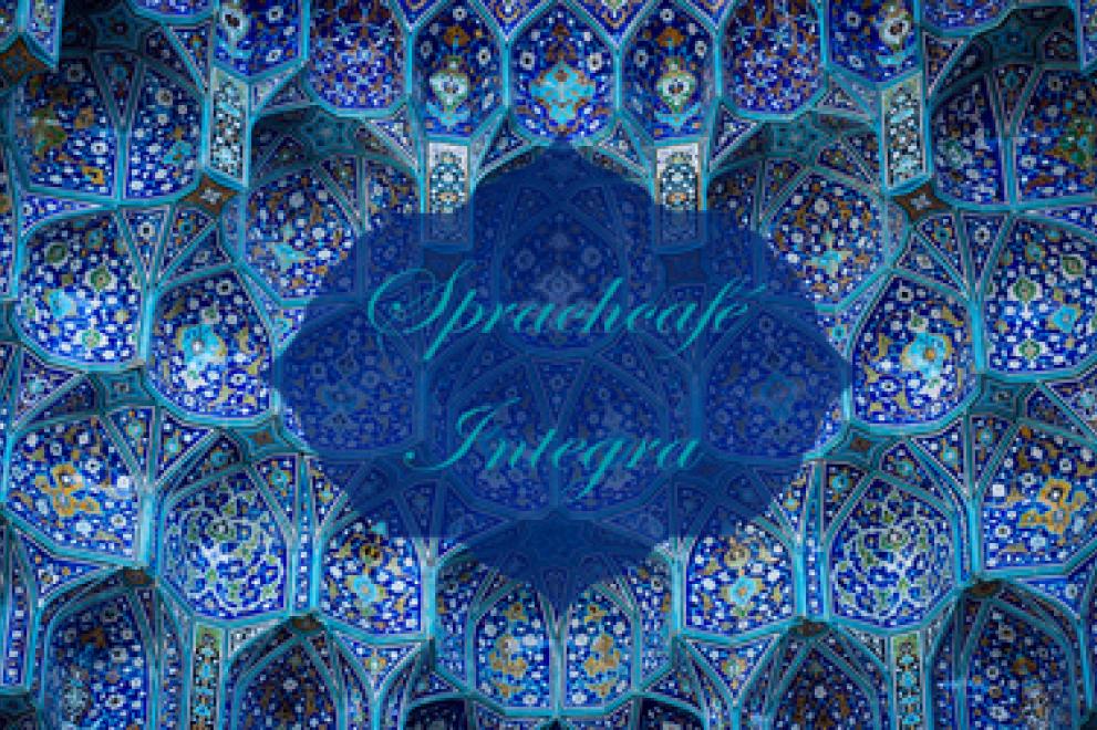 Blauer Hintergrund mit Mosaikmuster und Sprachcafé Integra Schriftzug 