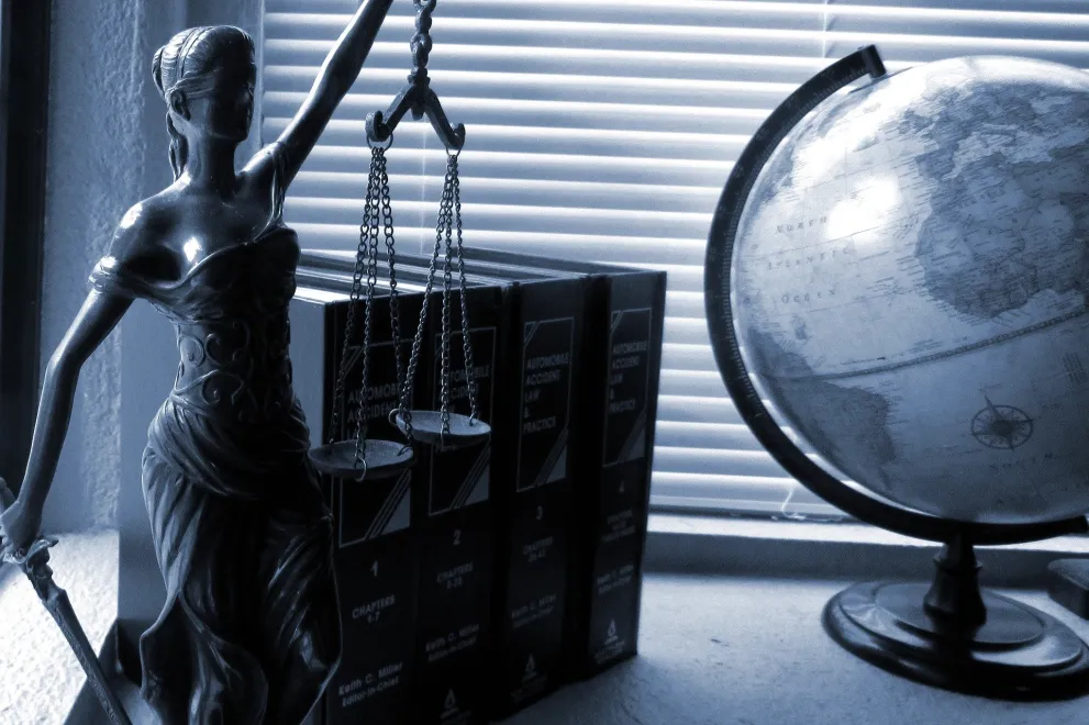 Kleine Statue, Gesetzesbücher und ein Globus