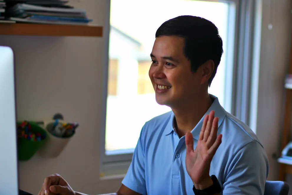 Student im Home Office vor Bildschirm