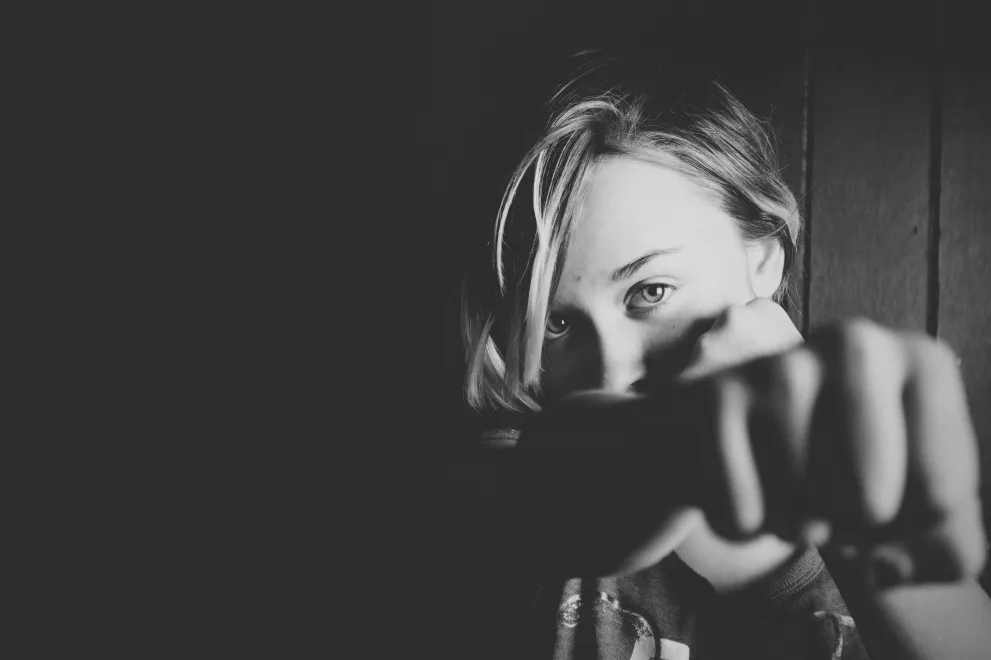 Frau, die einen Faustschlag macht - Selbstverteidigung