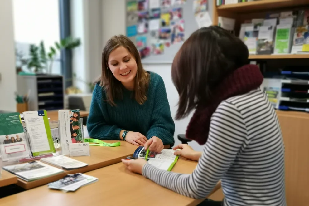 Beratung einer internationalen Studierenden im Büro