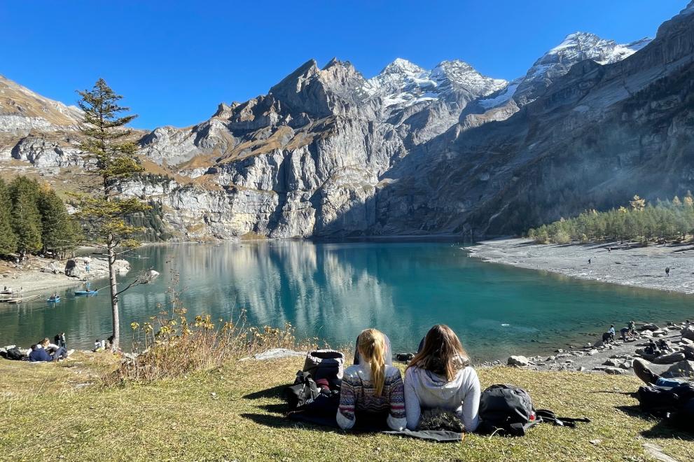 Zwei Studentinnen an einem Bergsee