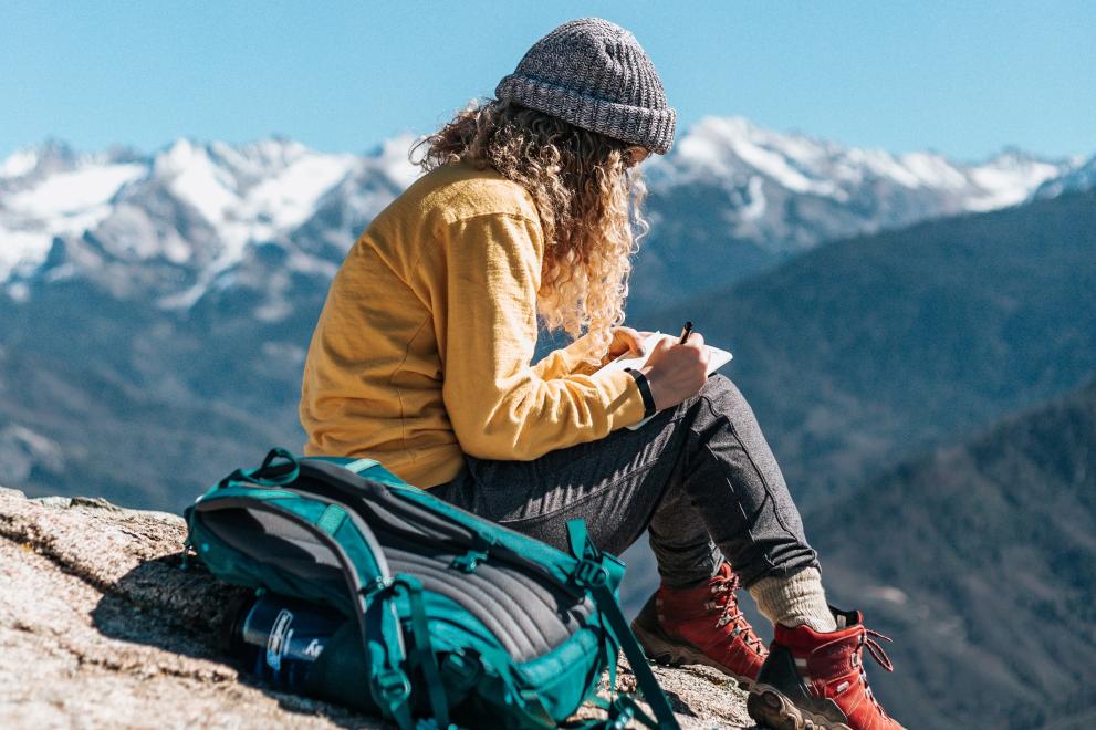 Studentin in einer Berglandschaft