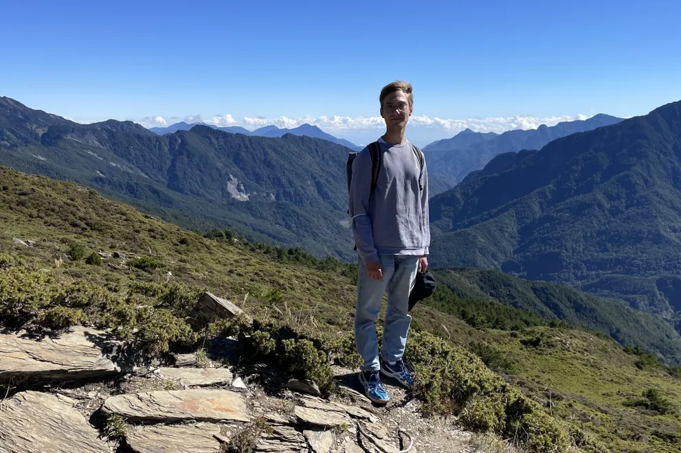 Tim Steczka in Taiwan Student in einer Berglandschaft