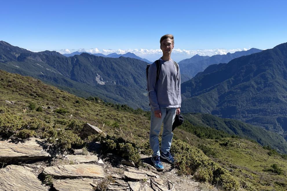 Student in einer Berglandschaft