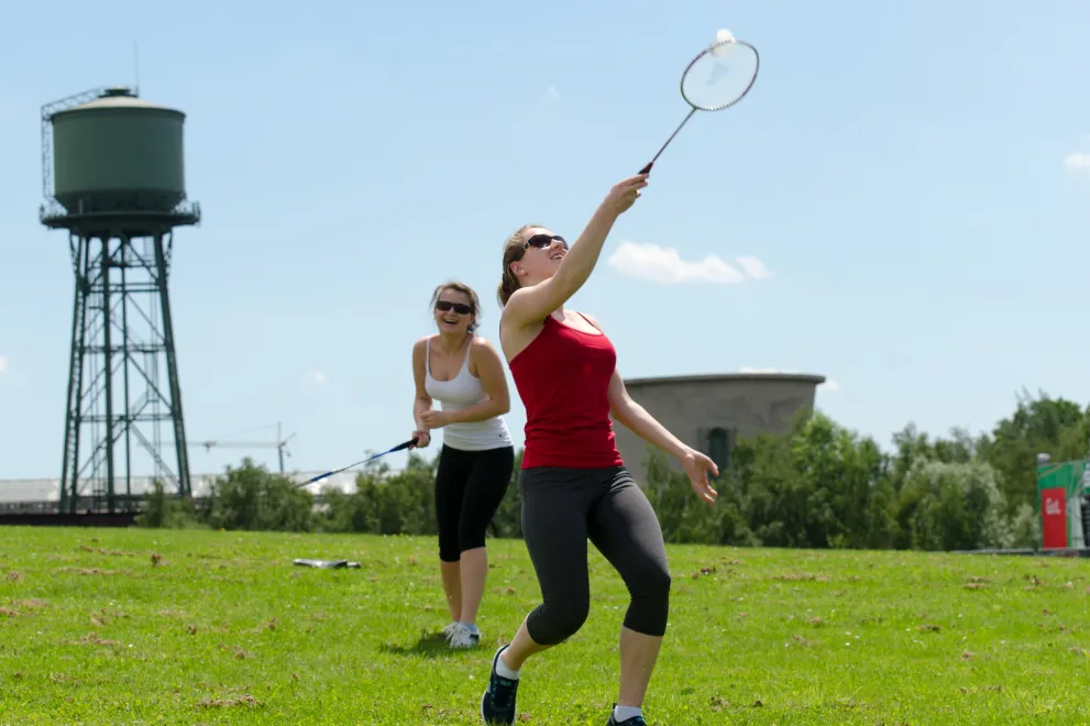 Zwei Federball-Spielerinnen im Westpark