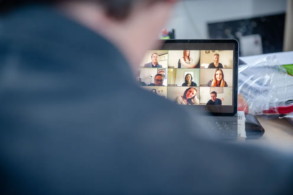 Bildschirm mit Online-Meeting