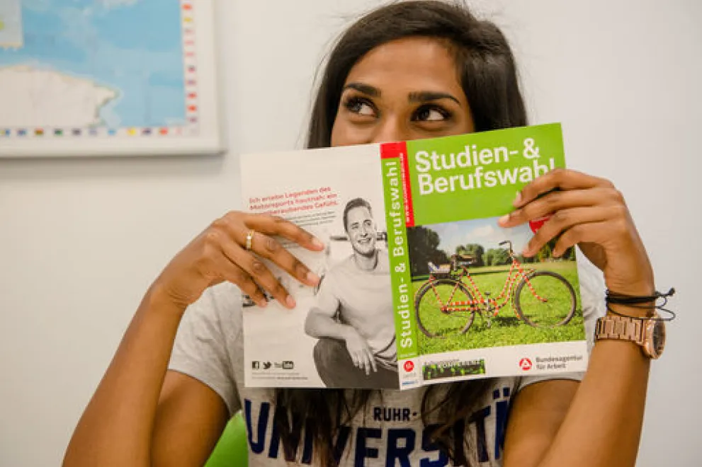Eine Frau mit dem Buch Studien- und Berufswahl