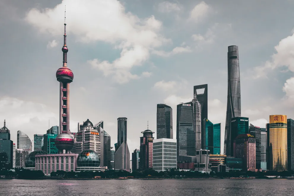 Skyline mit dem Oriental Pearl Tower in Shanghai, China