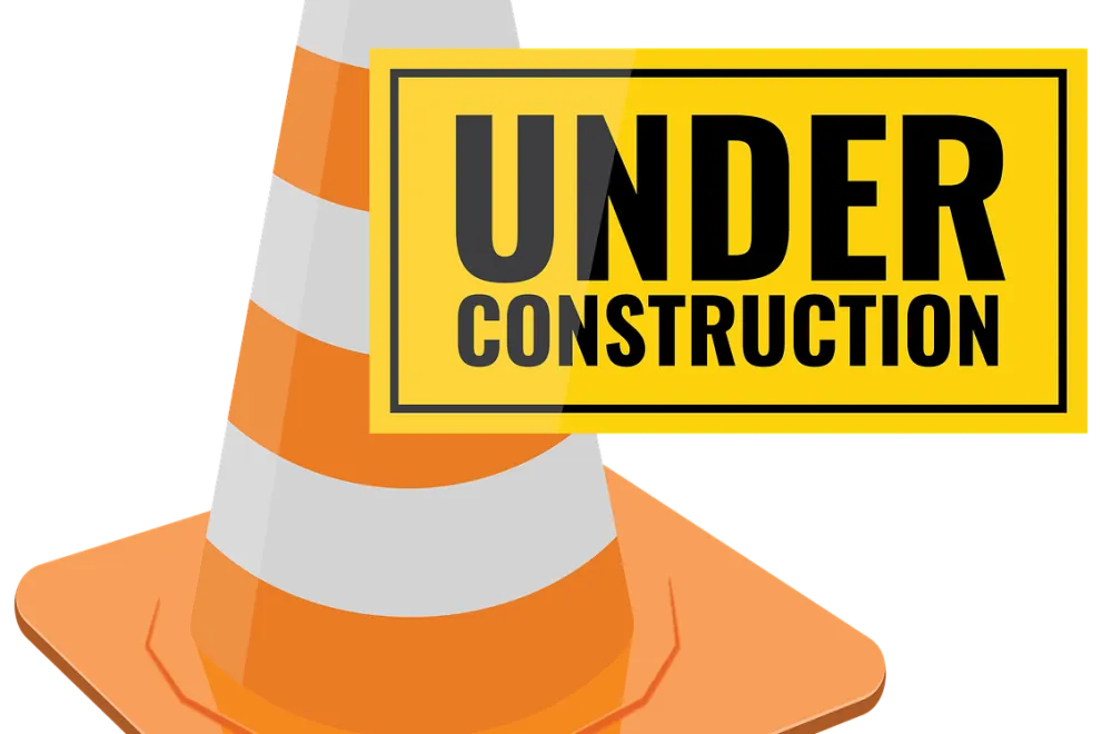 Pylone mit Under-Construction-Schild