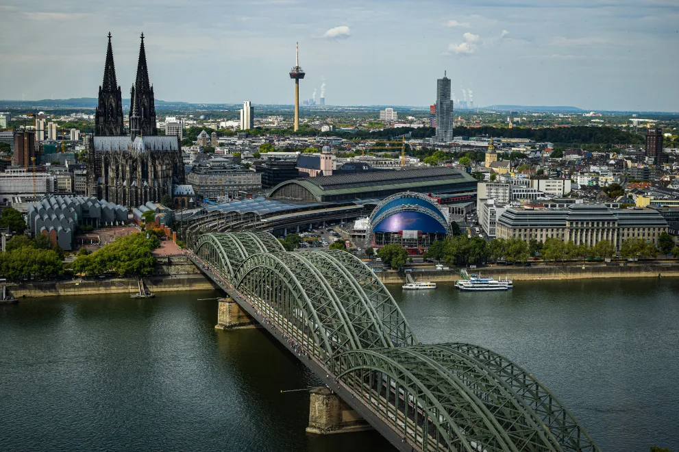 Köln Skyline mit Blick auf den Kölner und Hohenzollernbrücke