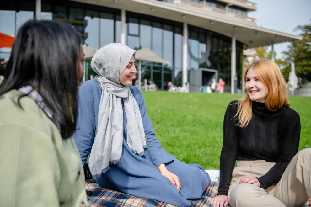 FLINTA* Personen auf der Q-West Wiese