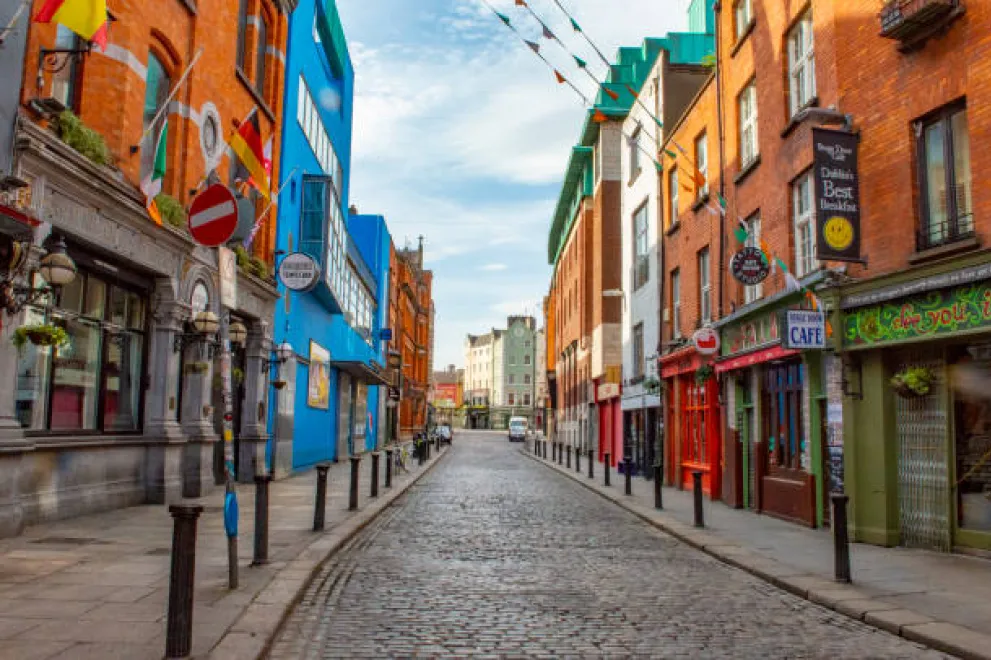 Eine mit Kopfstein gepflasterte und von Häusern umgebene Straße im Stadtzentrum von Dublin 