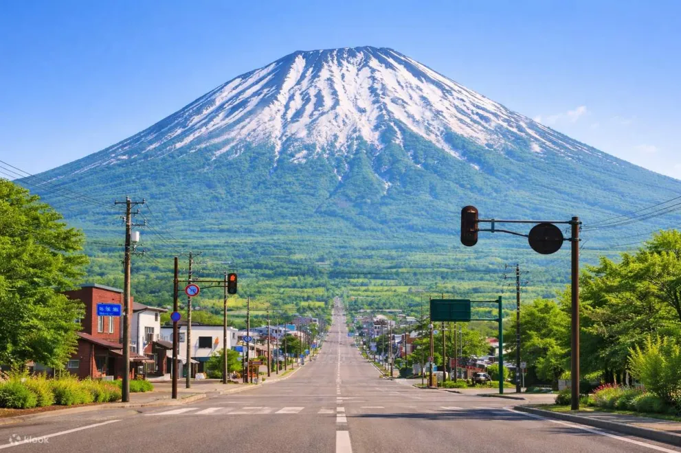 Ein japanisches Dorf vor dem Yotei-zan auf Hokkaido